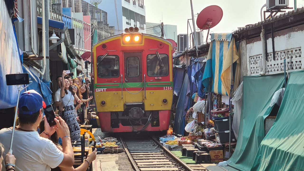 maeklong railway market